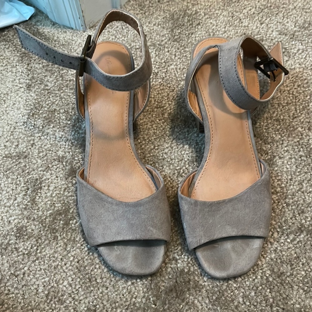 Sandals with block heel
